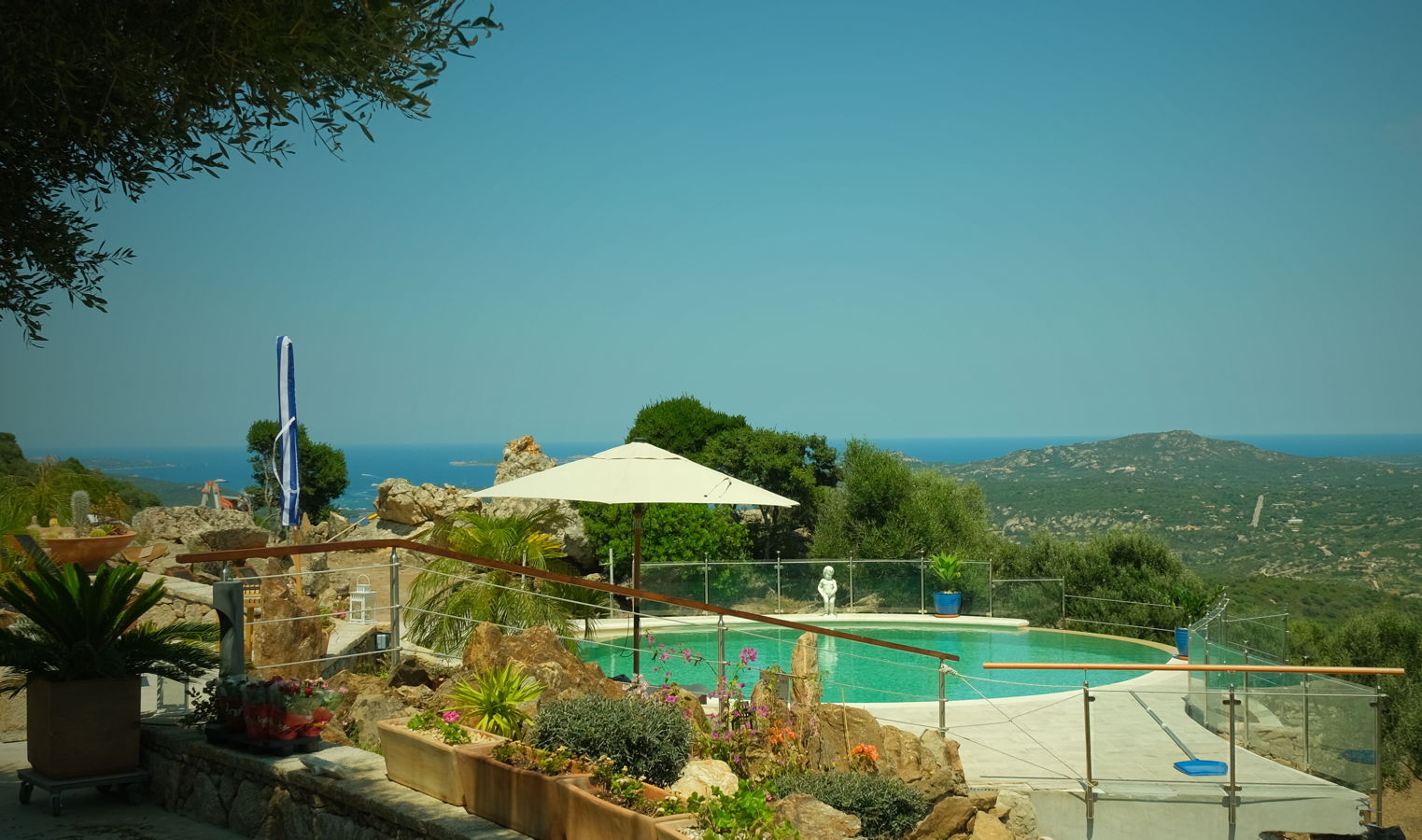 Schwimmbad des Ferienhaus Villa Ella mit herrlichem Blick auf das Mittelmeer.