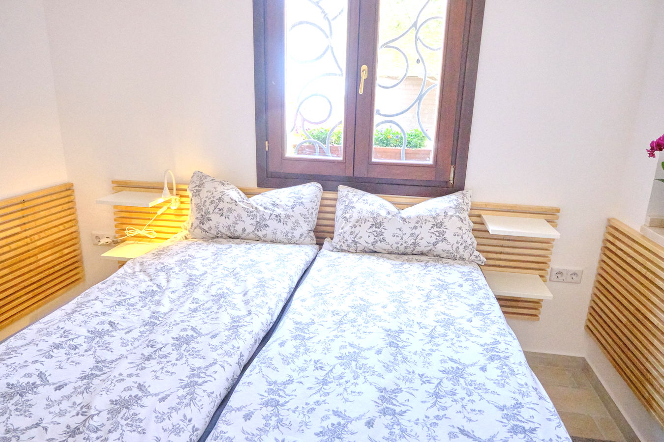 Schlafzimmer Doppelbett in einem Ferienhaus auf Sardinien.